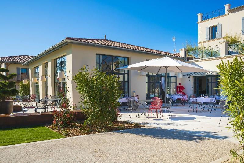 Clos Castel Villas Кастелжалу Екстериор снимка